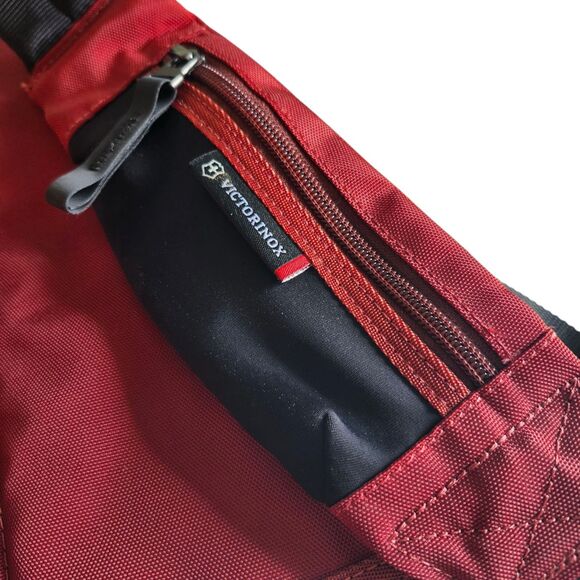 Victorinox Swiss Army Crossbody MonoSling Backpack Gym Bag Red Electronic Pocket - Picture 9 of 15